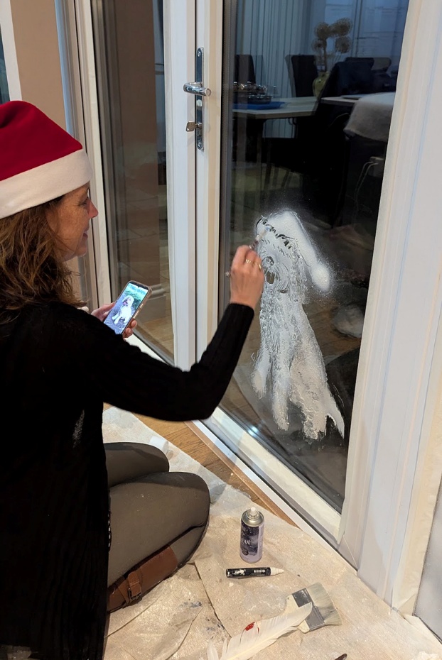 how to create snow art windows, fake snow design, creative Christmas decoration ideas