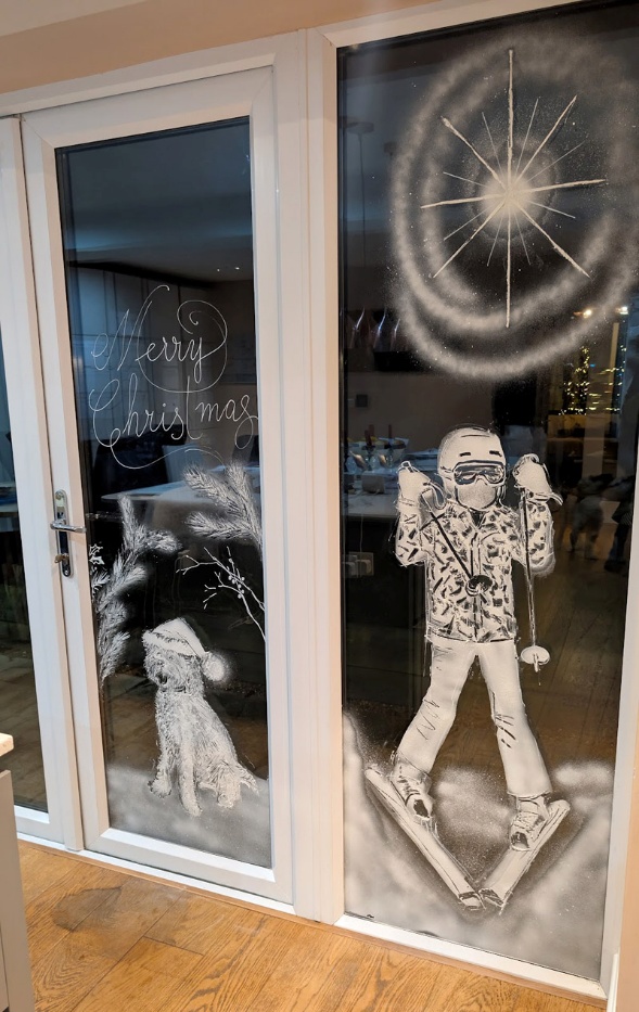 snow art window ideas, Christmas snow graffiti dog and skier, Christmas family portrait